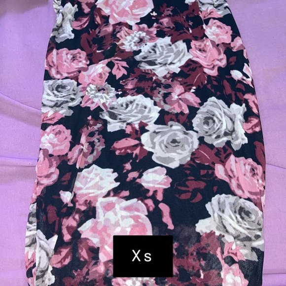 Dresses 7$, skirts 5$, robe 15$, jean jacket 30$, hoodie 15$, jackets 7$ - Picture 12 of 14